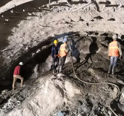 武川隧道拱顶带模注浆料，微膨胀注浆料的特点及施工工艺